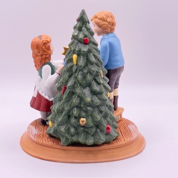 Avon Christmas Memories Series 1982 Porcelain Figurine Second Edition NIB - Picture 11 of 13